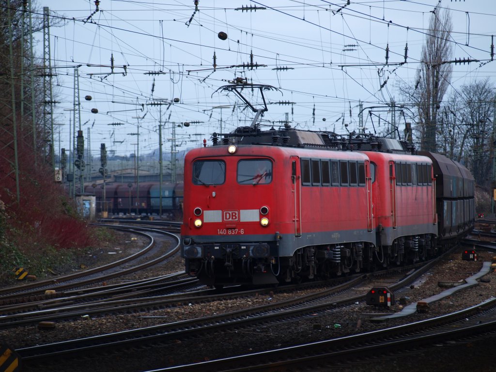 140 837-6 und 140 805-3 schleppen einen langen beladenen Kohlenzug am 11.01.2010 aus Aachen West Richtung Kln. 