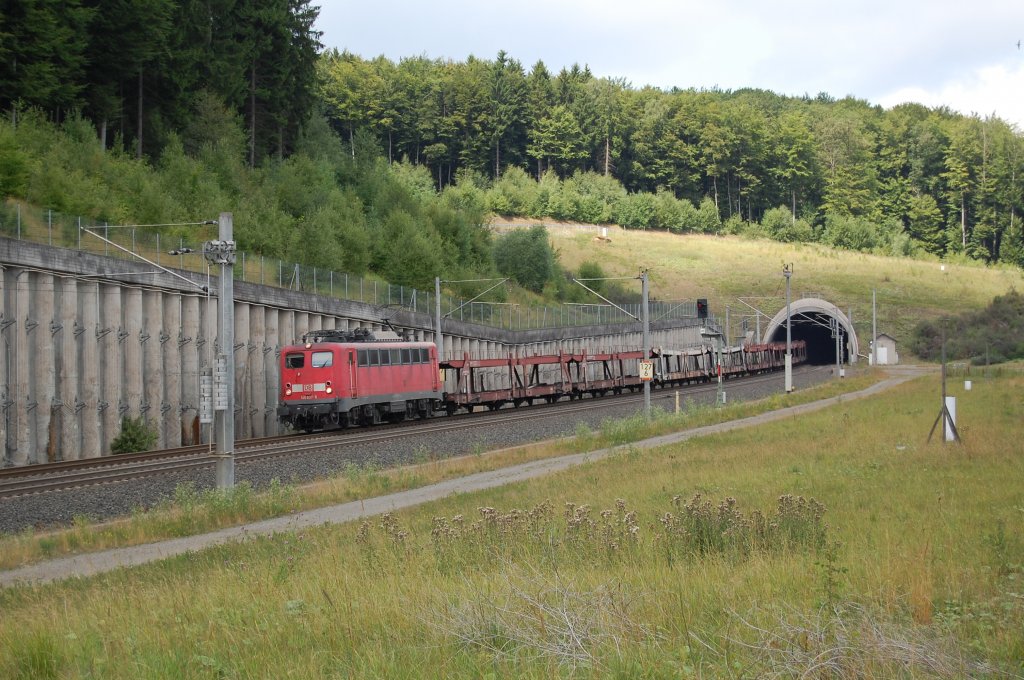 140 837-6 am 30.07.2010 mit einem Autozug kurz hinter dem Eggetunnel bei Willebadessen. 