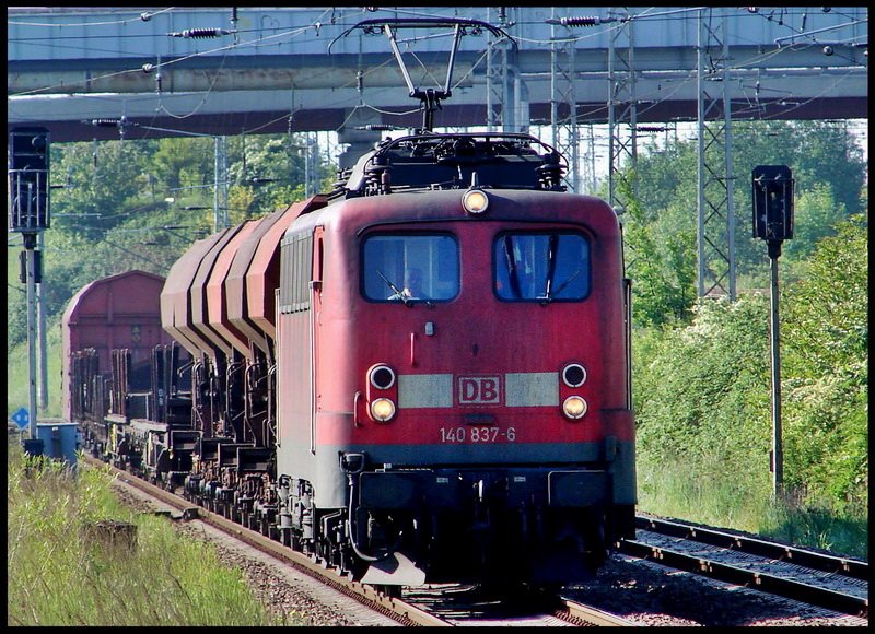 140 837-6 vor -55707- aus Mukran. Stralsund am 08.06.06 