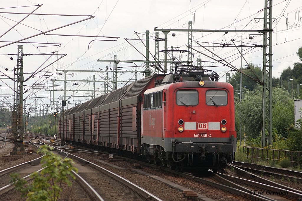 140 838 mit einem Gterzug am 01.09.2011 in Hamburg Harburg.