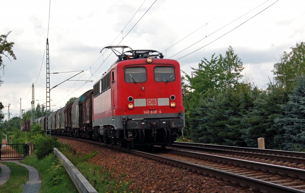 140 838 zieht am 30.07.10 einen Stahlzug durch Dresden-Stetzsch Richtung Friedrichstadt.