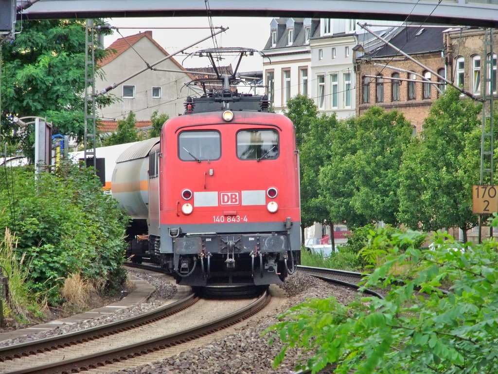 140 843-4 am 10.08.2010 in Hamburg - Harburg. Der zweite Stromabnehmer gehrt zu 140 837-6, die mit ihrer Schwester gerade einen Kesselwagenzug aus Harburg - Seehafen geholt hat. Der Standpunkt ist in der Strasse Karnapp, kurz vor dem ehemaligen Bahnbergang zum ehemaligen Gterbahnhof auf dem Seitenstreifen.