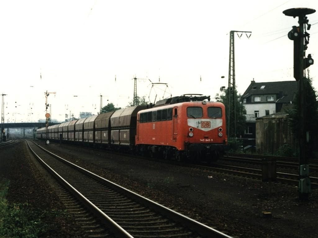 140 845-9 mit ein Gterzug auf Bahnhof Krefeld-Uerdingen am 26-08-1997. Bild und scan: Date Jan de Vries.