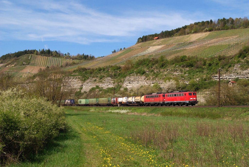 140 850 und 801 mit Gterzug bei Himmelstadt (22.04.2010)