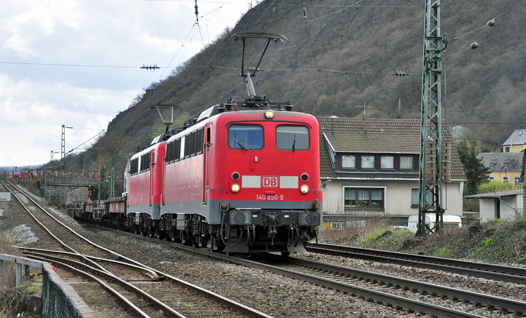 140 850-9 Doppeltraktion mit Gterzug bei Brohl - 02.04.2010
