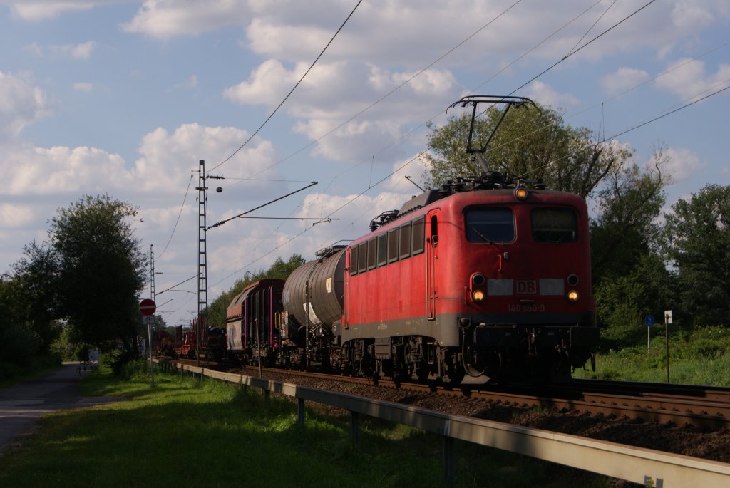 140 850-9 mit einem gemischten Gterzug in Hilden am 15.07.211