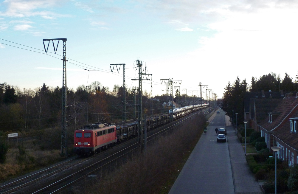140 853-3 fuhr am 30.11.2012 mit einem Autozug aus richtung Bremen nach Emden, hier in Leer.