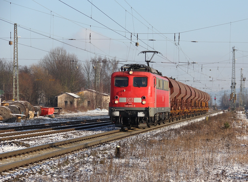 140 855-8 mit Schotterwagen in Fahrtrichtung Sden. Aufgenommen am 12.01.2013 in Eichenberg.
