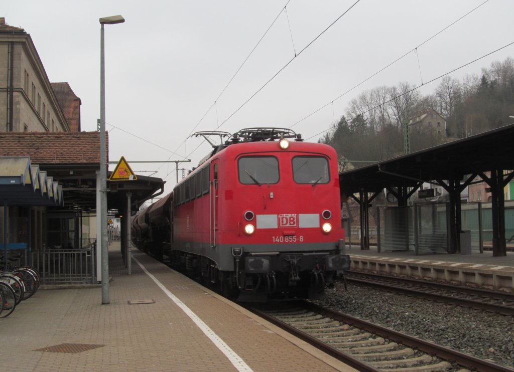 140 855-8 zieht am 05. April 2013 einen Getreidezug in den Bahnhof Kronach auf Gleis 1.