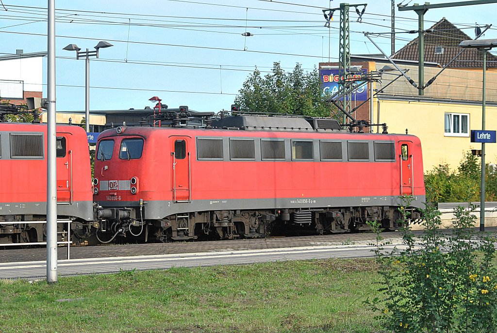 140 856-6, zieht im Doppeltraktion einen Kohlezug am 30.09.2010 durch Lehrte.