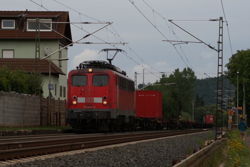 140 857-4 mit einem Containzerzug in Ludwigsau-Friedlos am 06.08.2010