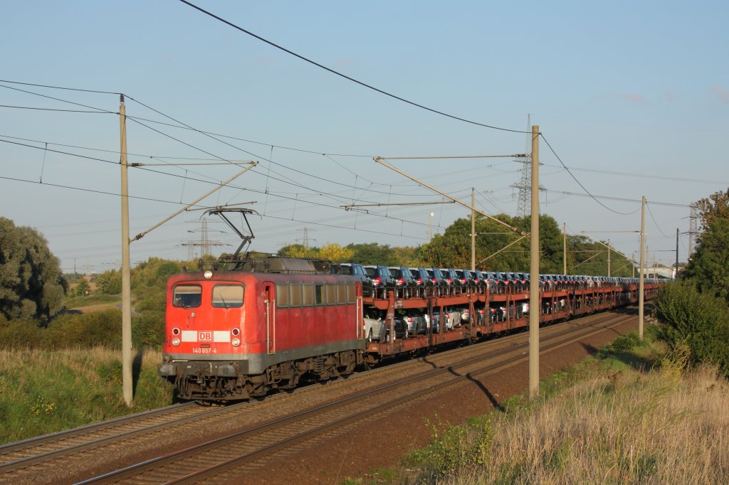 140 857-4 mit einem Ganzzug Autotransportwagen in Magdeburg Diesdorf. Die Fahrt ging in Richtung Braunschweig. Fotografiert am Abend des 21.09.2010. 