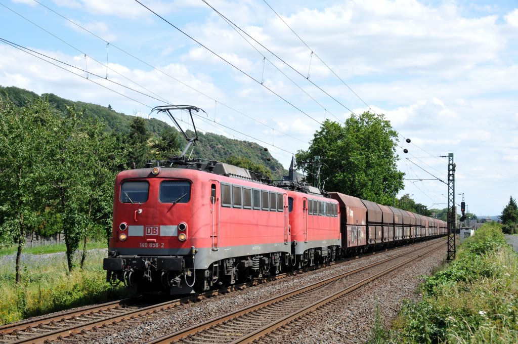 140 858-2 + 140 833-5 ziehen einen langen Kohlenzug durch Leutesdorf. Das Bild entstand am 09/07/2011.