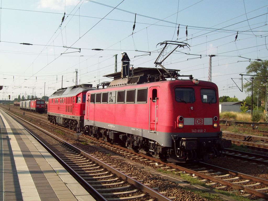 140 858-2 fhrt am 16.07.2010 mit 232 498-6 im Schlepp durch Angermnde
