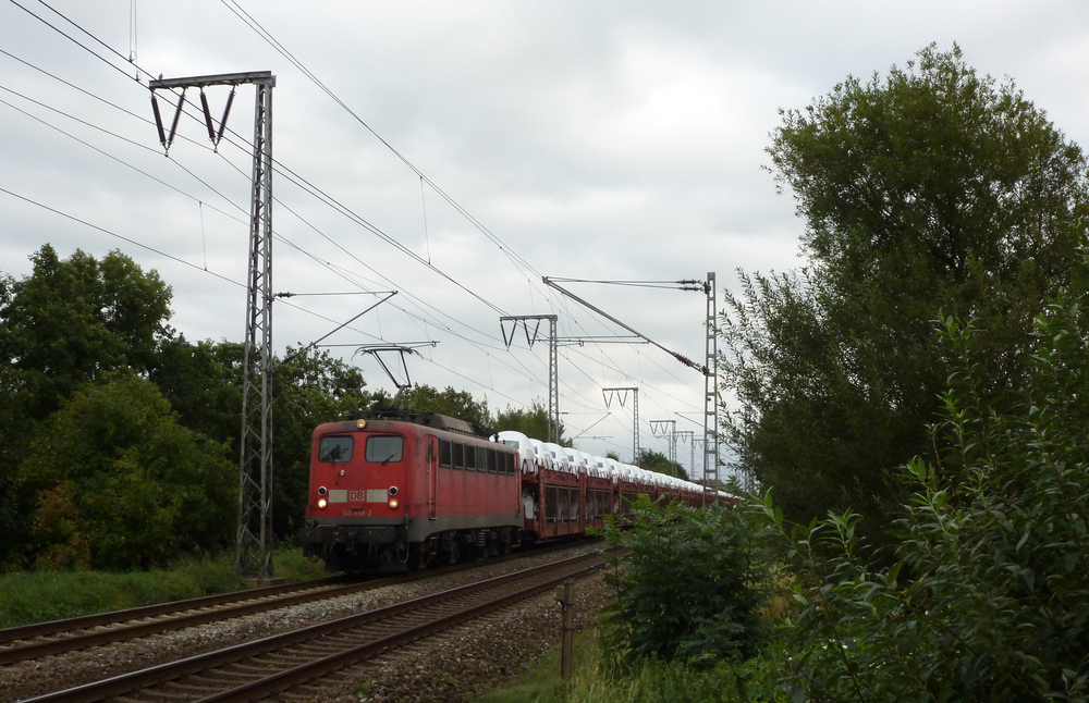 140 858-2 fuhr am 07.09.2012 mit einem Autozug von Osnabrck nach Emden, hier bei Neermoor.