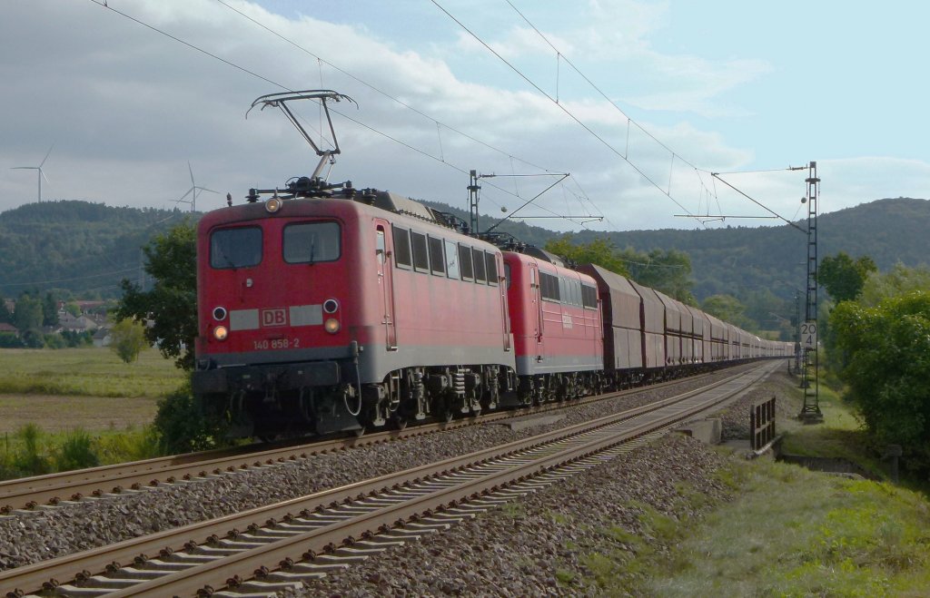 140 858-2 mit 151 131-0 im schlepp ist mit einem Leerkohlezug am 02.09.2012 bei Bruchm�hlbach-Miesau