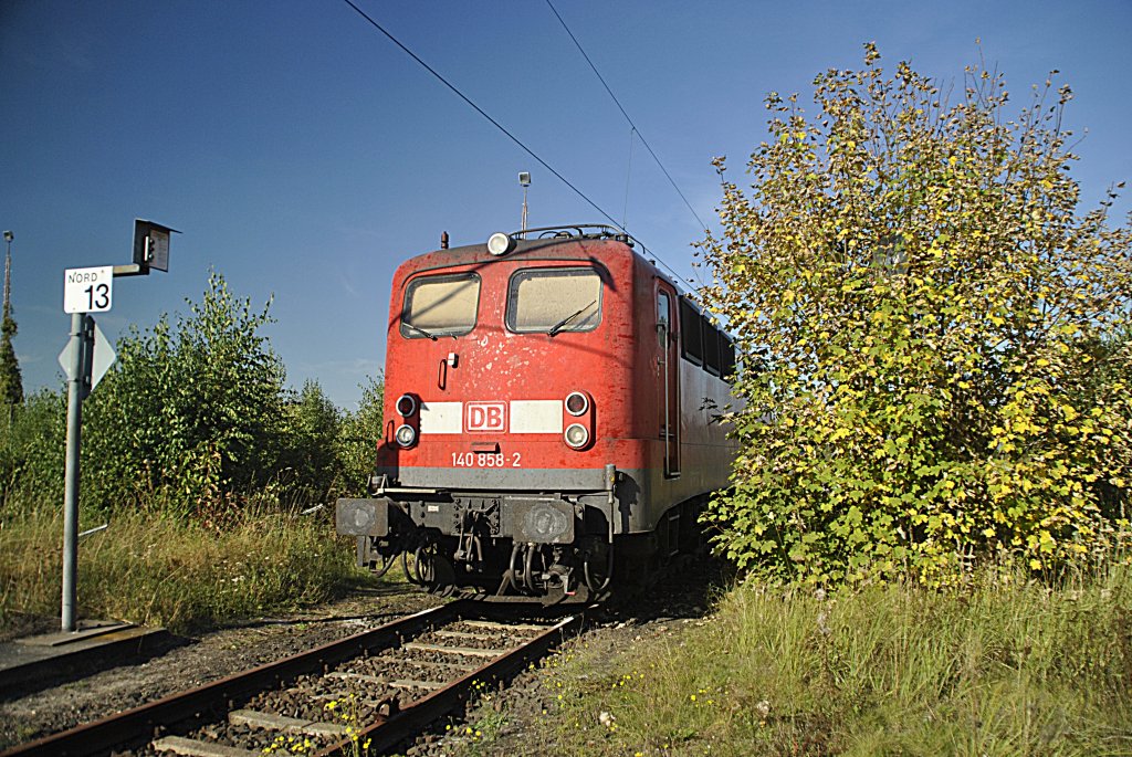 140 858 mit Buschwerk in Ex-Bw Lehrte, am 02.10.2011.