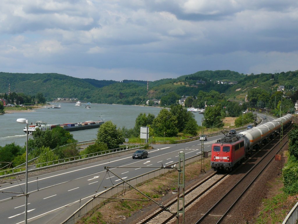 140 859-2 zieht einen kurzen Kesselwagenzug rechtsrheinisch in Richtung Koblenz. Aufgenommen am 24/07/2010 kurz hinter Linz am Rhein.