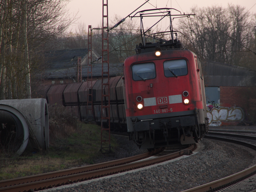 140 861 und 140 790 bringen einen fast endlosen Leerzug vom Kraftwerk Weiher/Anschlu Grube Gttelborn nach Ensdorf, hier bei Bous.
19.11.2012