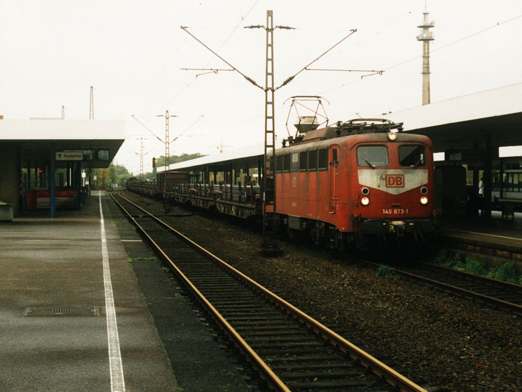140 873-1 mit einem Gterzug auf Gelsenkirchen Hauptbahnhof am 28-10-2000. Bild und scan: Date Jan de Vries.