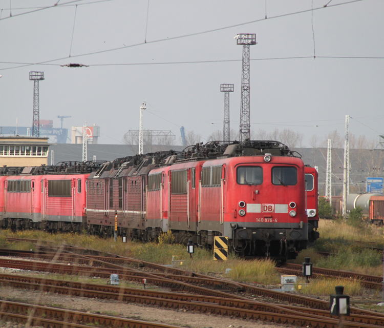 140 876-4 abgestellt in Hhe Haltepunkt Rostock-Toitenwinkel.30.10.2011