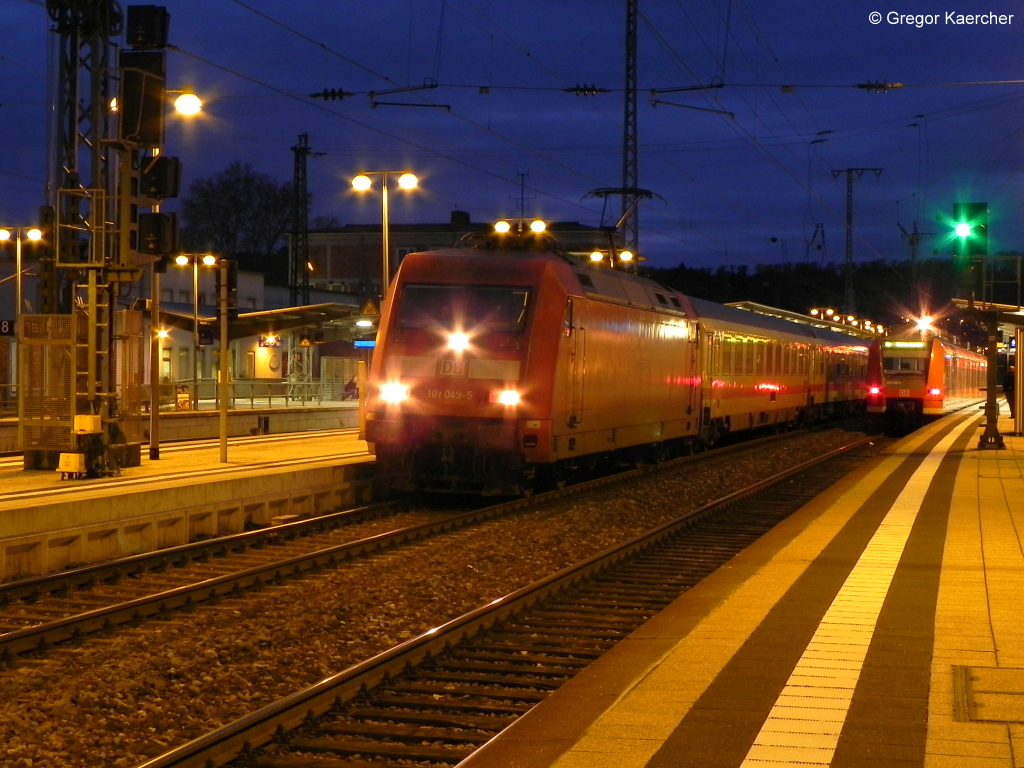 14.01.2011: 101 049-5 hat mit dem IC 2274 (Karlsruhe - Kassel-W.) den ersten Halt in Bruchsal erreicht.