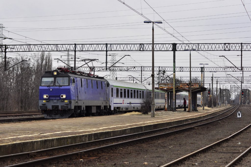|14.03.2012 r.| Wrocław Popowice.

E-lok EP09-032 fahrt mit dem Ekspress Zug von Warszawa nach Wrocław, hier kurz vor Bahnhof Wrocław Głwny.