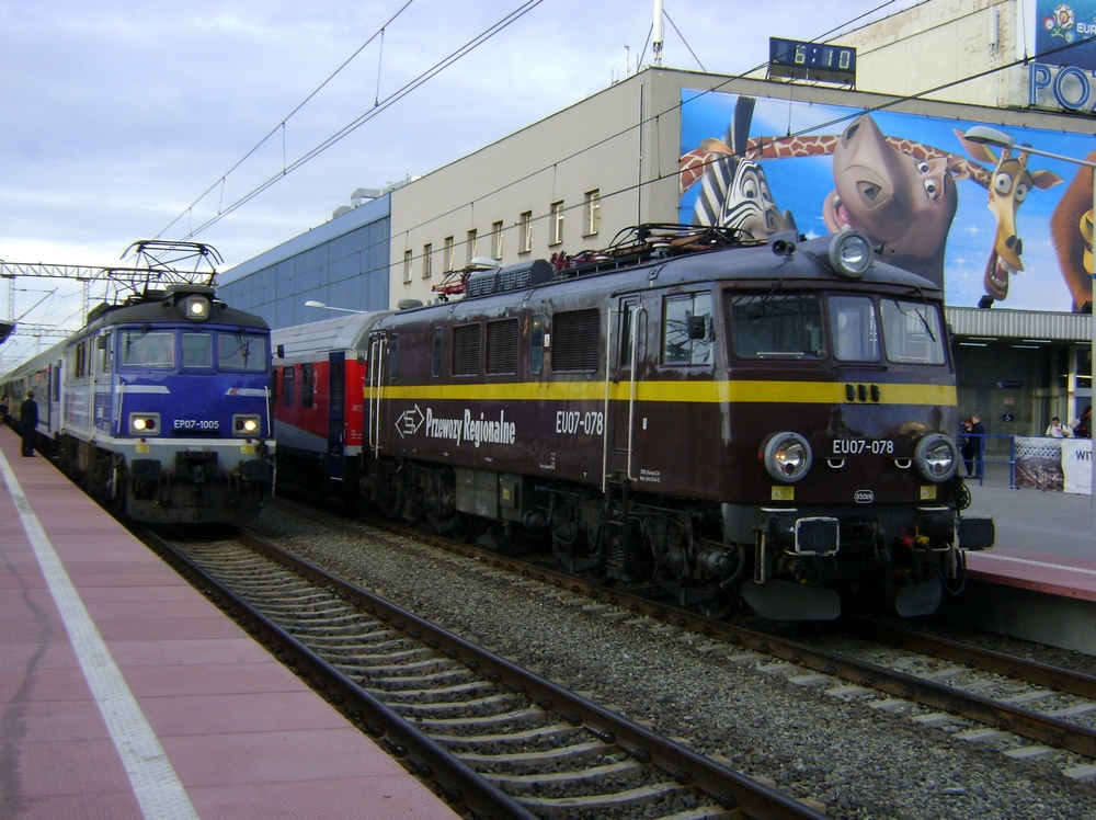 14.07.2012 Poznan Glowny, EP07-1005 mit TLK 75100  Baltyk  Poznan Glowny - Gdynia Glowna(links) und EU07-078 mit RE 71110  Warta  Poznan Glowny - Lublin.