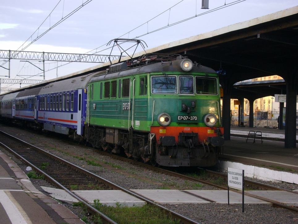 14.07.2012 Poznan Glowny, EP07-370 mit TLK 48511  Bryza  Katowice - Kolobrzeg.