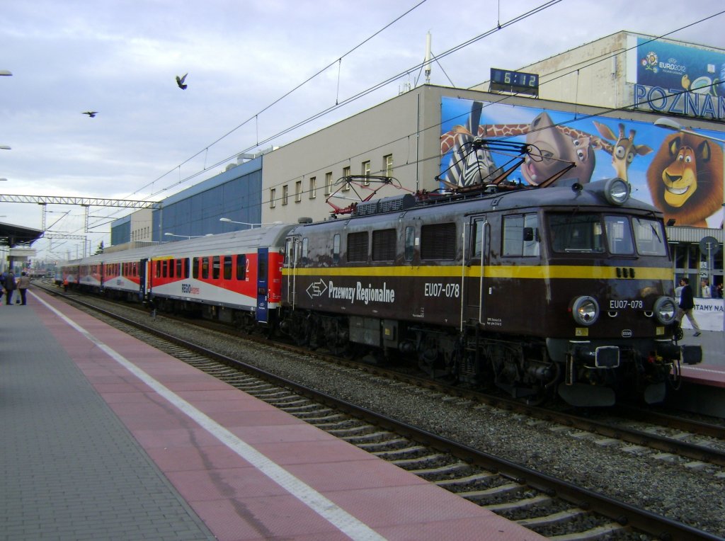 14.07.2012 Poznan Glowny, EU07-078 mit RE 72110  Warta  Poznan Glowny - Lublin.