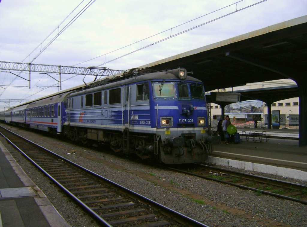 14.07.2012 Poznan Glowny, EU07-306 mit TLK 38510  Przemyslanin  Przemysl Glowny - Swinoujscie.