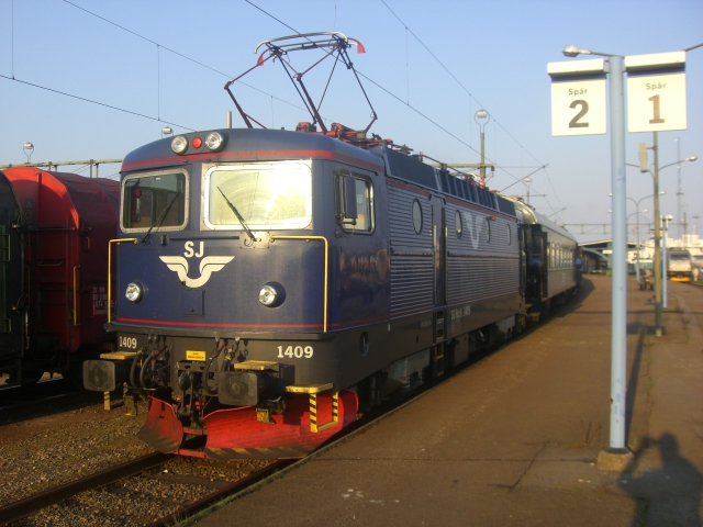 1409 mit EN 300 im Hafen von Trelleborg am Morgen des 26,4,2011