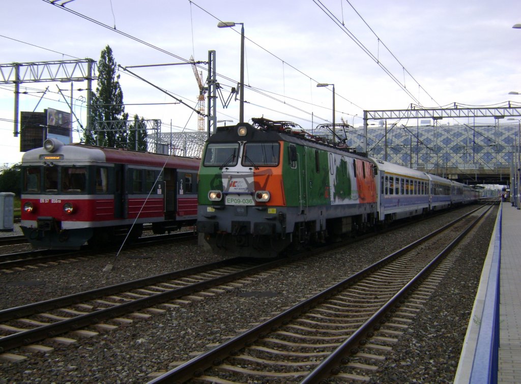 14.09.2012 Poznan Glowny, (rechts) EP09-036 mit EIC 7100  Lech  und (links) EN57-056 mit R-77924 Poznan Glowny - Gniezno.