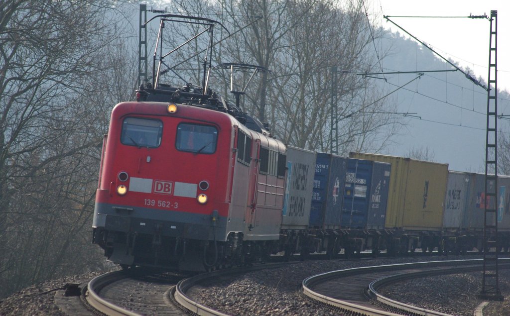 140er kamen ja in letzter Zeit doch reichlich, aber das ist neu: 139 562-3 mit einer 151 im Schlepp und Containerzug in Fahrtrichtung Norden. Aufgenommen am 18.03.2010 bei Albungen.