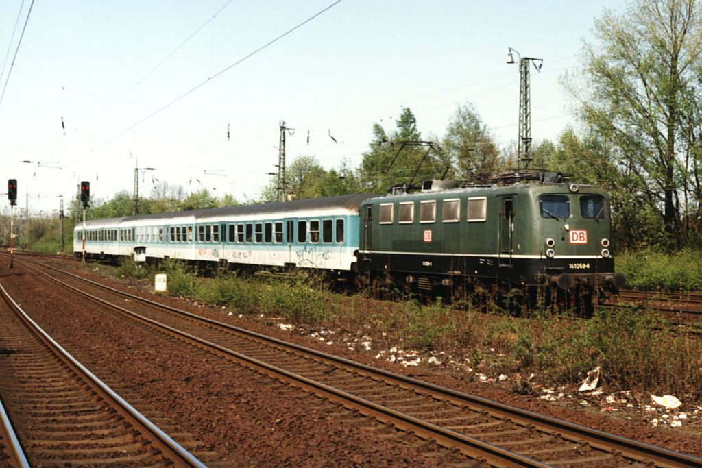141 058-8 mit SE 3212 Lnen-Mnchengladbach auf Bahnhof Viersen am 17-04-1997. Bild und scan: Date Jan de Vries.