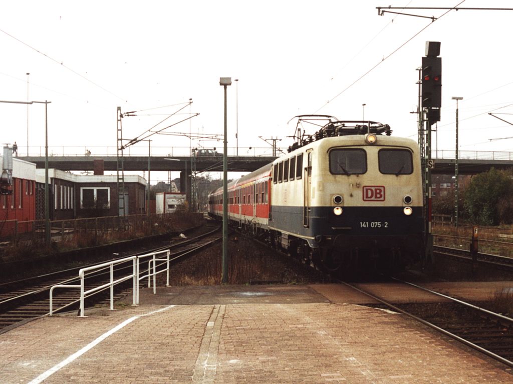 141 075-2 mit RE 65 Emsland-Express 24112 Mnster-Emden auf Emden Hauptbahnhof am 7-4-2001. Bild und scan: Date Jan de Vries.