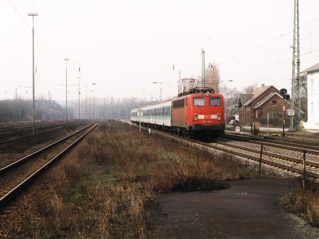 141 132-1 mit Die Teutobahn RB 66 12817 Mnster-Osnabrck auf Bahnhof Hasbergen am 5-2-2000. Bild und scan: Date Jan de Vries.