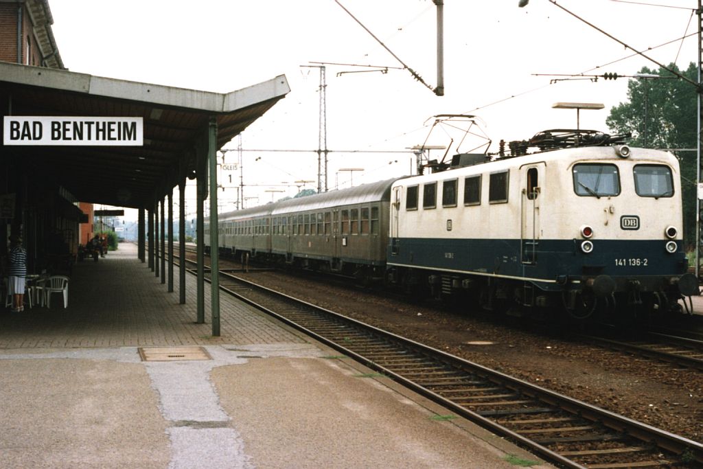 141 136-2 (altes DB-Logo) mit Eilzug 7075 Bad Bentheim-Osnabrck auf Bahnhof Bad Bentheim am 18-08-1992. Es hat sich viel ndert in Bad Bentheim in die letzte 15 Jahre. Bild und scan: Date de Vries.