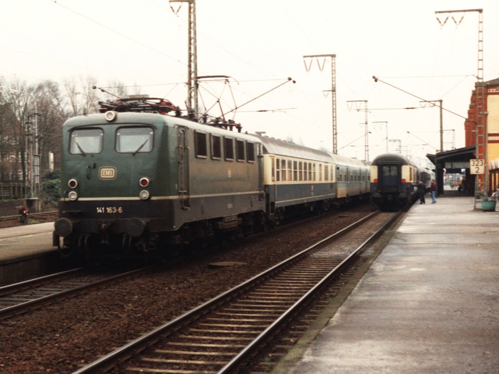 141 163-6 mit einem RegionalBahn zwischen Mnster und Emden auf Bahnhof Leer am 7-1-1994. Bild und scan: Date Jan de Vries.