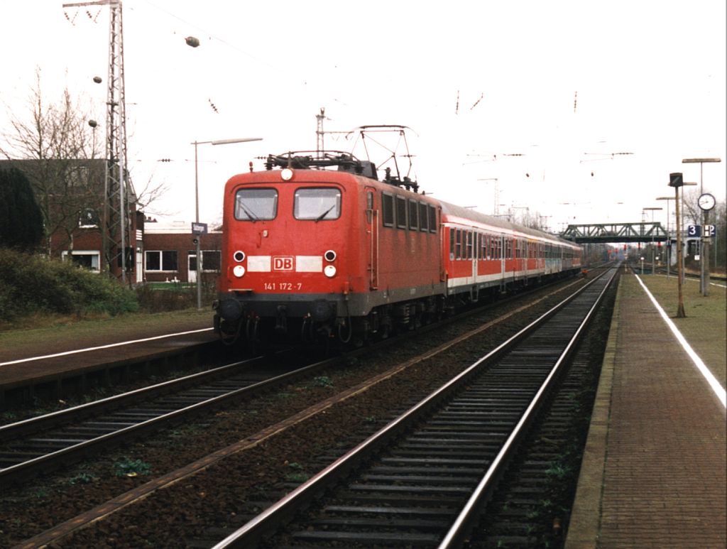 141 172-7 mit eine “nur” aus drei verschiedene Wagens bestehende RB 65 Emsland-Express 24116 Mnster-Emden auf Bahnhof Salzbergen am 9-12-2000. Bild und scan: Date Jan de Vries.