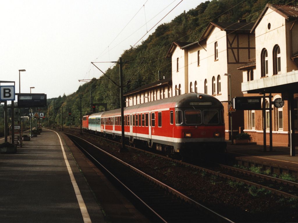 141 183-4 mit RB 24780 Paderborn-Hameln auf Bahnhof Altenbeken am 13-10-2001. Bild und scan: Date Jan de Vries.