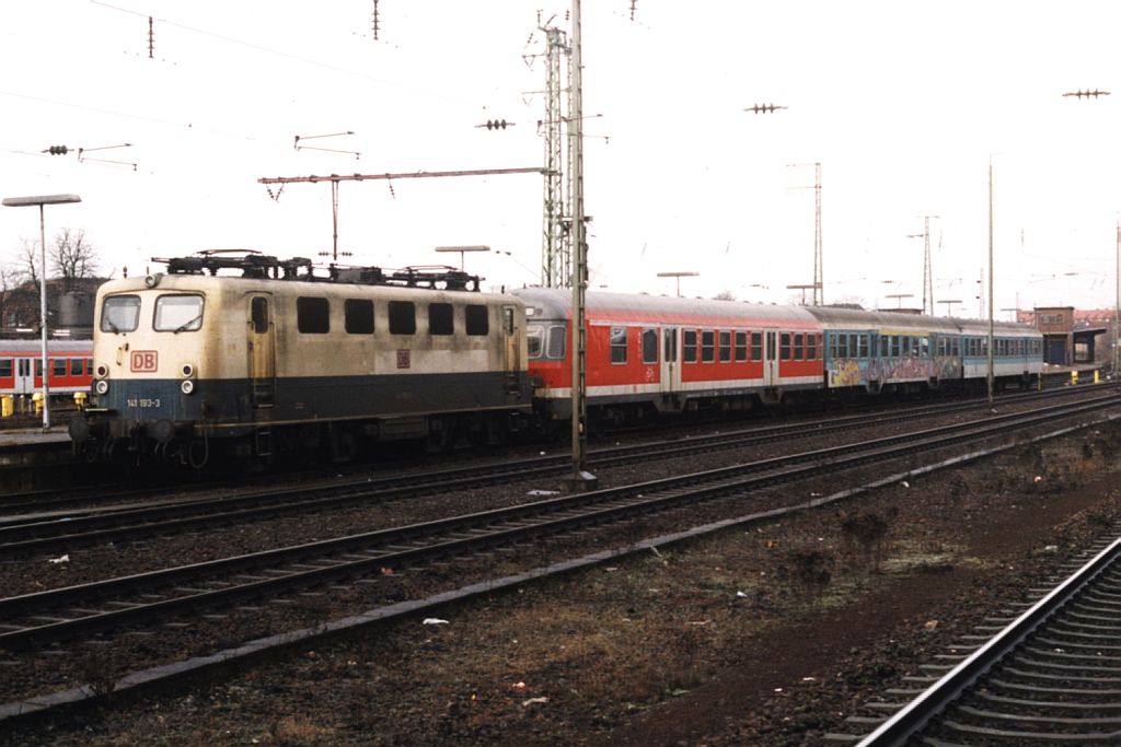 141 193-3 auf Bahnhof Rheine am 16-01-2000. Bild und scan: Date Jan de Vries.
