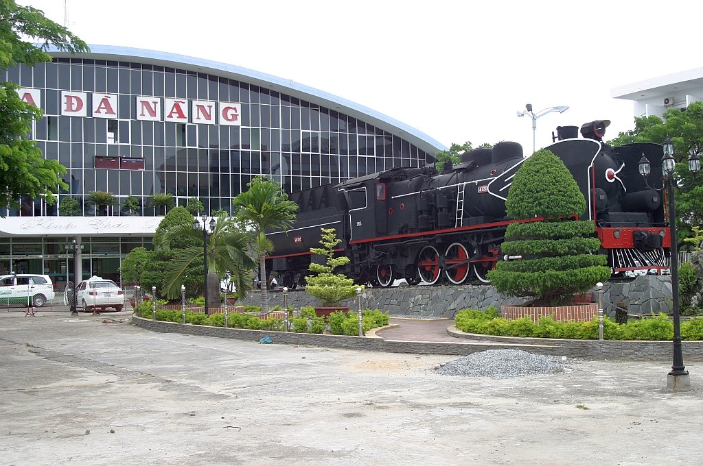 141 206 aufgestellt auf dem Bahnhofsvorplatz von Da Nang am 19.Mai 2008.
