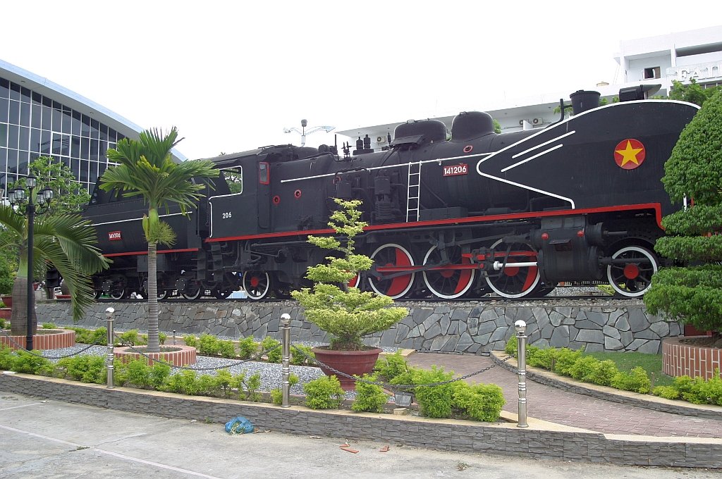141 206 aufgestellt auf dem Bahnhofsvorplatz von Da Nang am 19.Mai 2008.