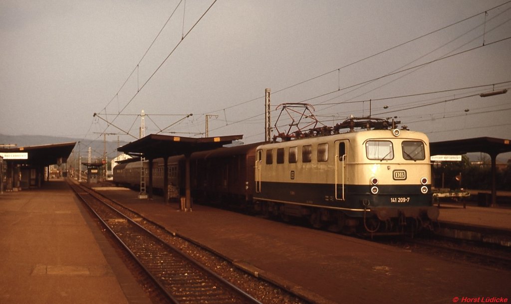 141 209-7 hlt mit einem Nahverkehrszug im Bahnhof Stuttgart-Bad Cannstadt (Mai 1978)