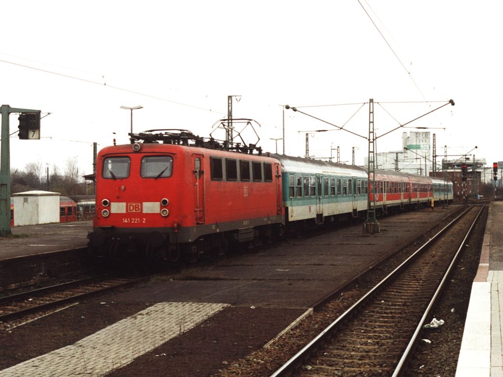 141 221-2 mit SE 34930 Bremen-Oldenburg auf Oldenburg Hauptbahnhof am 7-4-2001. Bild und scan: Date Jan de Vries.