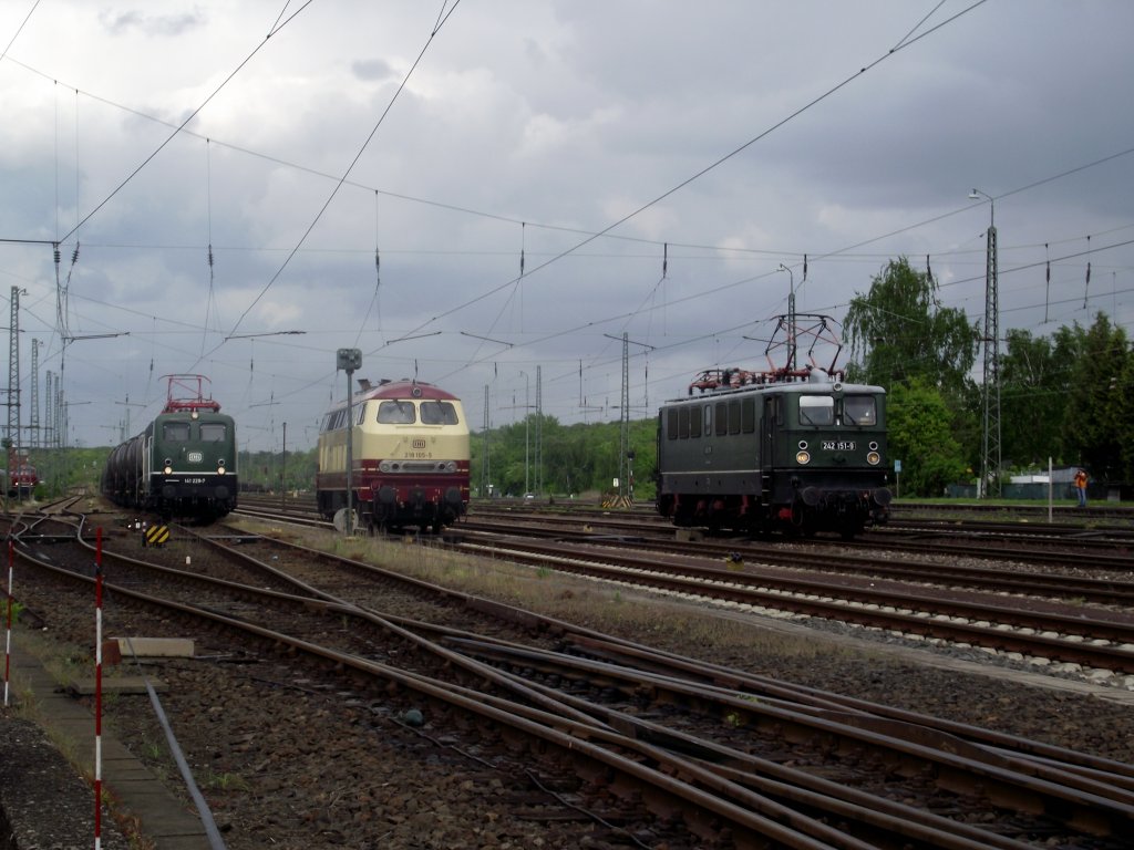 141 228-7, 218 105-5 und 242 151-9 stehen am 11.05.13 in Darmstadt Kranichstein   