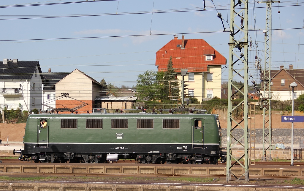 141 228-7 im Seitenprofil beim Umsetzen in Bebra. Aufgenommen am 28.04.2012.