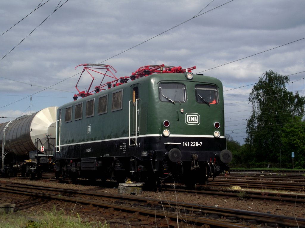 141 228-7 steht am 11.05.13 in Darmstadt Kranichstein 