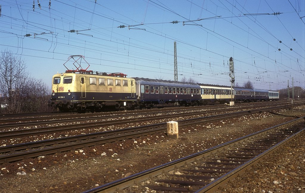 141 236  Karlsruhe 10.03.95  Eingereit ist noch ein Pop-Wagen